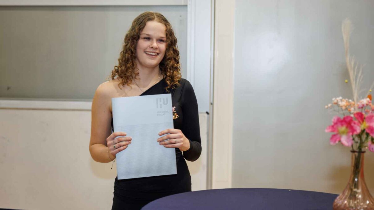 Bo met diploma in haar hand