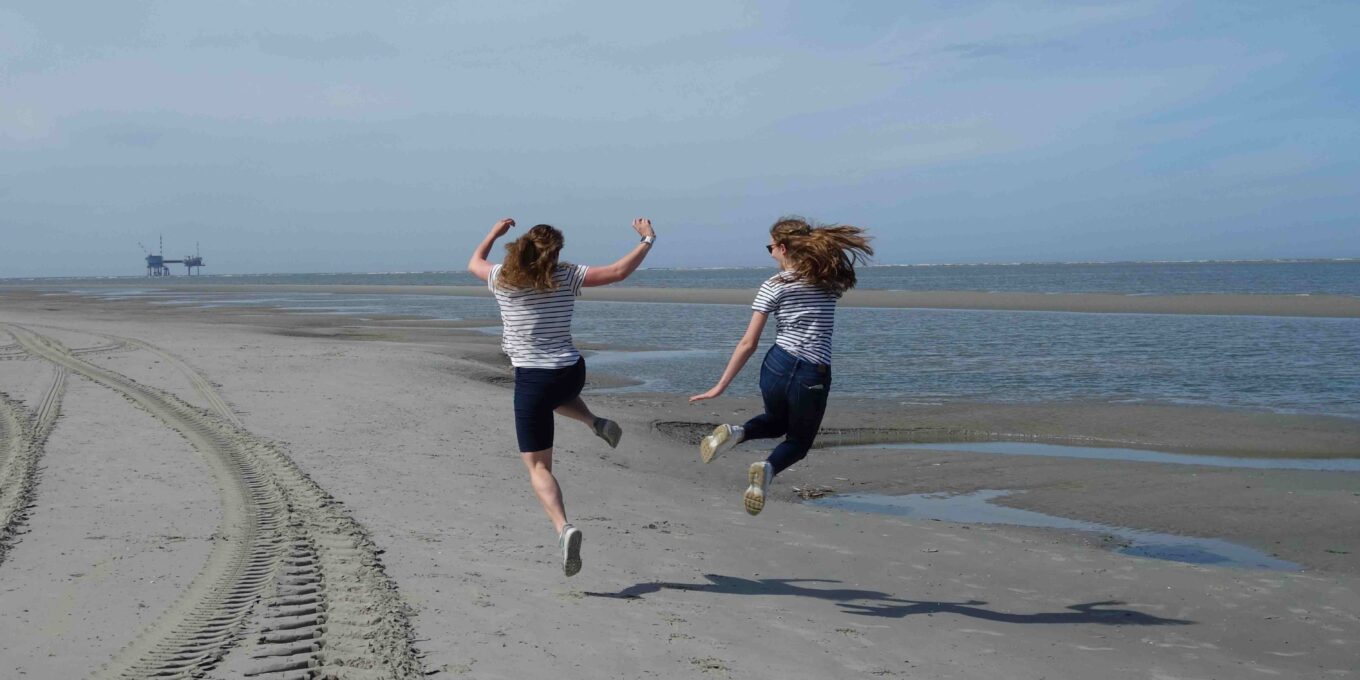 Marleen en nichtje op het strand